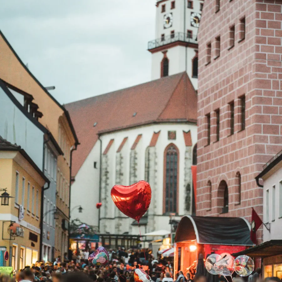 Besucher des Altstadtfestes Sulzbach mit Rathaus und Kirche St. Marien im Hintergrund