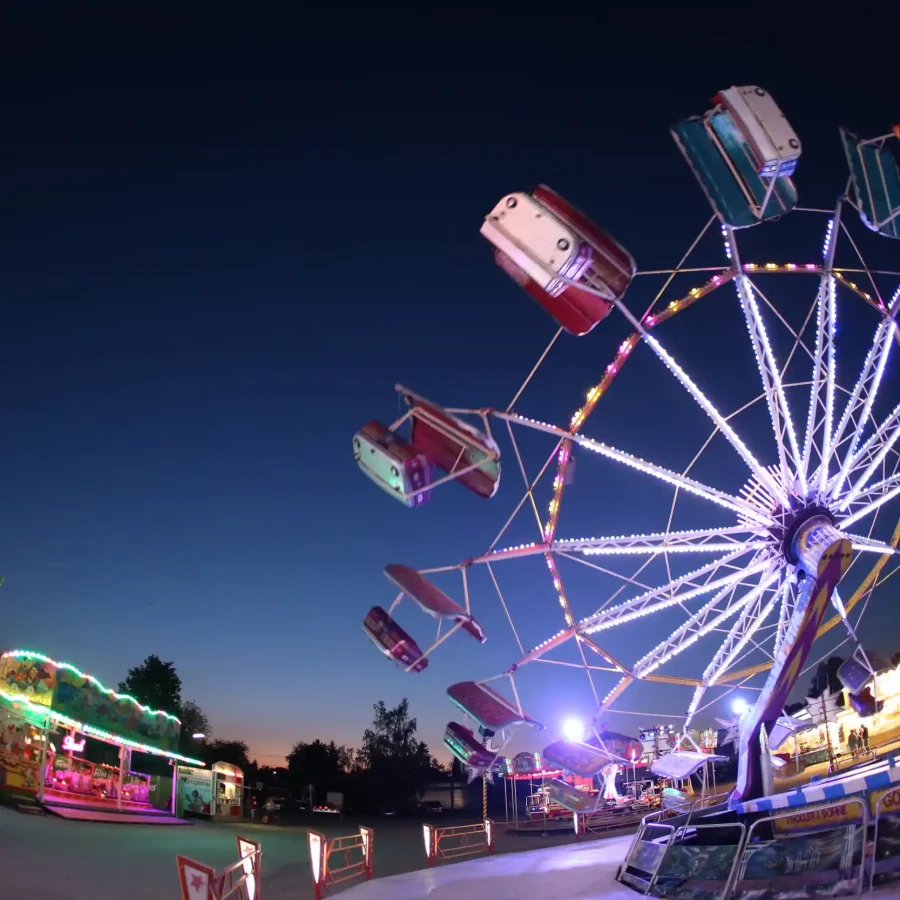 Fahrgeschäft mit Gondeln am Frühlingsfest in Sulzbach-Rosenberg