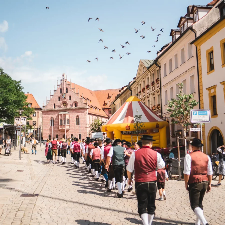 Musikantenzug auf der Woizkirwa in Sulzbach mit Rathaus im Hintergrund