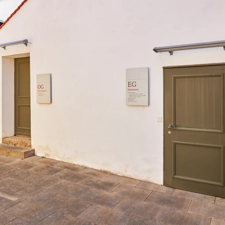 Aufgang zur Frauenempore im Außenbereich der ehemaligen Synagoge in Sulzbach