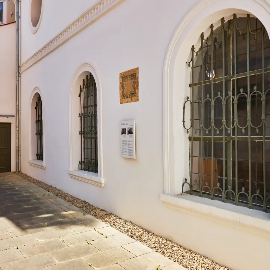 Hochzeitsstein in der Fassade der ehemaligen Synagoge in Sulzbach